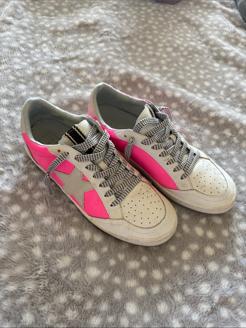 ShuShop White & Hot Pink Low-Top Sneakers with Star Accent